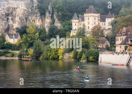 Kayaker paddeln entlang der Dordogne an einem nebligen Morgen Stockfoto