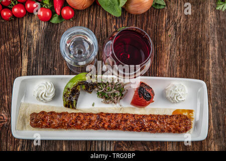 Gehacktes Lamm Kebab mit Gemüse (Türkische Küche Adana Kebab). Stockfoto
