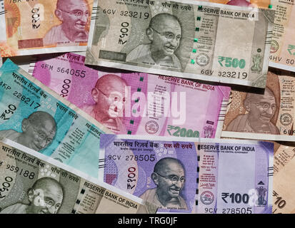 Neue Indische Banknoten in Verkehr gebracht in 2016-19, nachdem die demonetisierung von 2016: Neue 10 Rs, 50 Rs, 100 Rs, 500 Rs. und 2000 Rs. Stockfoto