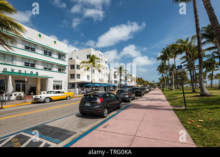 Miami, FL, USA - 19. April 2019: Das Leben auf der Straße im historischen Art déco-Viertel von Miami South Beach mit Hotels, Cafes und Restaurants am Meer D Stockfoto