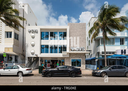 Miami, FL, USA - 19. April 2019: Die CVS-Apotheke an der historischen Art déco-Viertel von Miami mit Hotels, Cafes und Restaurants am Ocean Drive in Miami Stockfoto