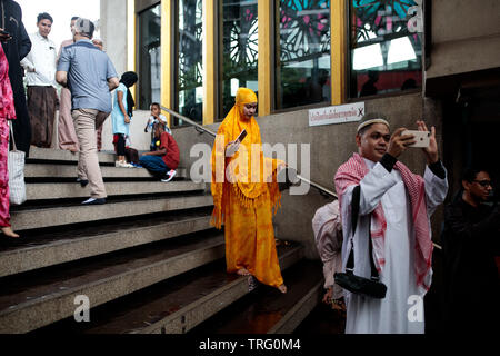 Muslime besuchen morgen Gebete bei der Gründung des Islamischen Zentrums von Thailand Moschee, Kennzeichnung, Eid al-Fitr in Bangkok, Thailand. Eid al-Adha, hat keine bestimmte Zeitdauer und feiert das Ende des Fastenmonats Ramadan. Stockfoto