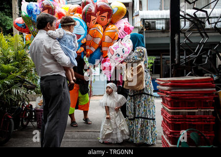 Muslime besuchen morgen Gebete bei der Gründung des Islamischen Zentrums von Thailand Moschee, Kennzeichnung, Eid al-Fitr in Bangkok, Thailand. Eid al-Adha, hat keine bestimmte Zeitdauer und feiert das Ende des Fastenmonats Ramadan. Stockfoto