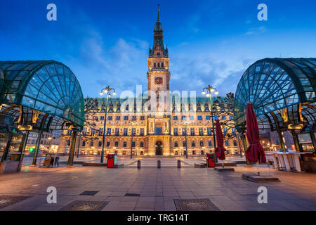 Hamburg, Deutschland. Stadtbild das Bild der Hamburger Innenstadt mit Rathaus während der Dämmerung blaue Stunde. Stockfoto