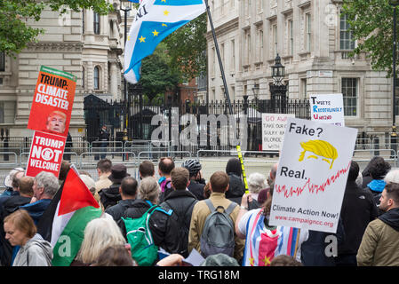 Anti Trump Demonstranten außerhalb 10 Downing Street bei Trumpf Staatsbesuch Stockfoto