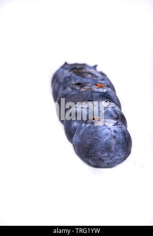 Heidelbeeren isoliert aus dem Hintergrund. Wald Früchte. Perfekt für Marmelade. Lila und rund. Die perfekte Ergänzung zu Joghurt. Saftige Frucht. Stockfoto