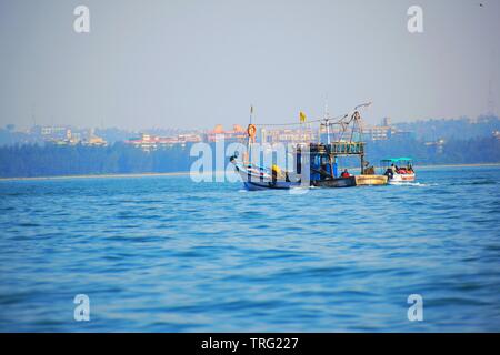 Schiffe, die zum Fischfang in Goa. Stockfoto