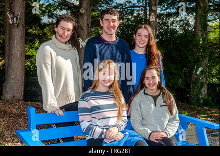 Schull, West Cork, Irland. 5. Juni 2019. Die Leavingand Junior Cert Prüfungen begann heute für über 120.000 Studenten in Irland. Englisch war die erste Verlassen Cert Papier, durch Hauswirtschaft gefolgt. Erstellung Ihrer ersten Verlassen Cert Prüfung zu sitzen waren Aoife Quinn, Skibbereen; Rosa Lyden, Baltimore; Joe Arundel McSweeney, Schull; Áine Levis, Hollum und Alyssa Chan, Schull. Credit: Andy Gibson/Alamy leben Nachrichten Stockfoto