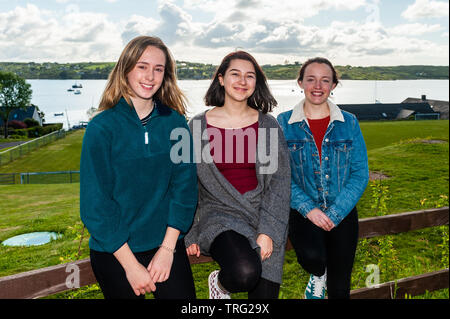 Schull, West Cork, Irland. 5. Juni 2019. Die Leavingand Junior Cert Prüfungen begann heute für über 120.000 Studenten in Irland. Englisch war die erste Verlassen Cert Papier, durch Hauswirtschaft gefolgt. Erstellung Ihrer ersten Verlassen Cert Prüfung zu sitzen waren Victoire Deseine, Schull, Aleesha Wiegandt, Ballydehob und Ana Barrett, Ballydehob. Credit: Andy Gibson/Alamy leben Nachrichten Stockfoto