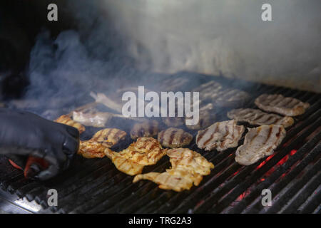 Sortierte Mixed Grill Spieße von Hühnerfleisch, Lamm und Köfte Marinierte Spareribs, Würstchen und verschiedenen Gemüse rösten am Grill Gitter gekocht Stockfoto