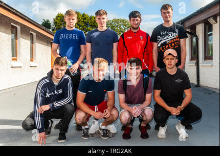 Schull, West Cork, Irland. 5. Juni 2019. Die Leavingand Junior Cert Prüfungen begann heute für über 120.000 Studenten in Irland. Englisch war die erste Verlassen Cert Papier, durch Hauswirtschaft gefolgt. Diese Gruppe von Jungs bereiteten ihre erste Verlassen Cert Prüfung zu sitzen. Credit: Andy Gibson/Alamy leben Nachrichten Stockfoto