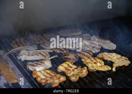 Sortierte Mixed Grill Spieße von Hühnerfleisch, Lamm und Köfte Marinierte Spareribs, Würstchen und verschiedenen Gemüse rösten am Grill Gitter gekocht Stockfoto