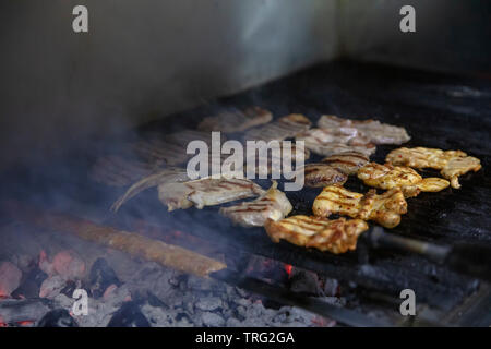 Sortierte Mixed Grill Spieße von Hühnerfleisch, Lamm und Köfte Marinierte Spareribs, Würstchen und verschiedenen Gemüse rösten am Grill Gitter gekocht Stockfoto