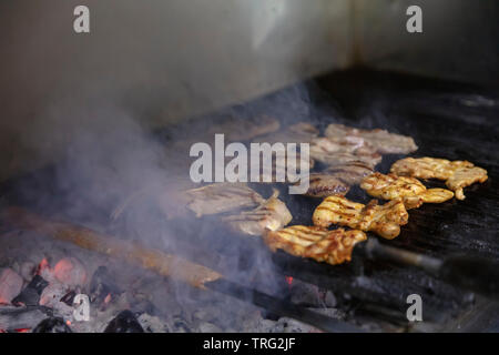 Sortierte Mixed Grill Spieße von Hühnerfleisch, Lamm und Köfte Marinierte Spareribs, Würstchen und verschiedenen Gemüse rösten am Grill Gitter gekocht Stockfoto