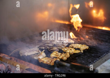 Sortierte Mixed Grill Spieße von Hühnerfleisch, Lamm und Köfte Marinierte Spareribs, Würstchen und verschiedenen Gemüse rösten am Grill Gitter gekocht Stockfoto