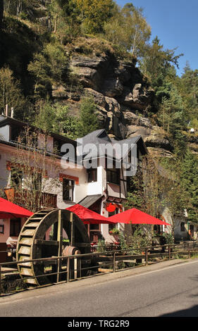 Damm des Flusses Kamnitz in Hrensko Dorf. Der Tschechischen Republik Stockfoto