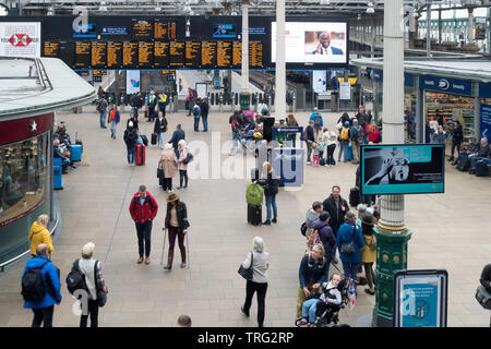 Passagiere in der bahnhofshalle Bahnhof Edinburgh Waverley, Edinburgh, Schottland, Europa warten Stockfoto