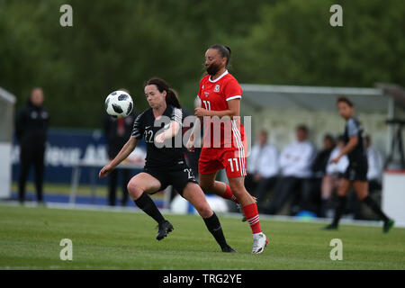 Cardiff, Großbritannien. 04 Juni, 2019. Olivia Chance von Neuseeland Frauen (l) hält weg Natasha Harding von Wales Frauen. Wales Frauen v Neuseeland Frauen, internationale Fußball-freundlich der Frauen Gleiches an Cardiff International Sports Stadium in Cardiff, South Wales am Dienstag, den 4. Juni 2019. pic von Andrew Obstgarten/Andrew Orchard sport Fotografie/Alamy Live News Credit: Andrew Orchard sport Fotografie/Alamy leben Nachrichten Stockfoto