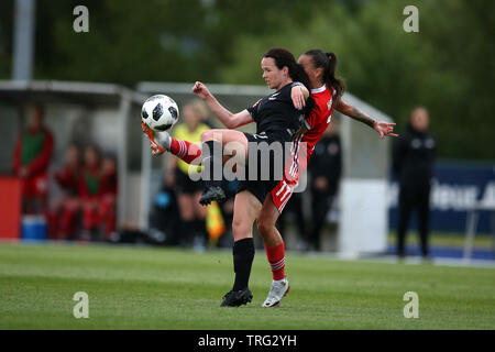 Cardiff, Großbritannien. 04 Juni, 2019. Olivia Chance von Neuseeland Frauen (l) hält weg Natasha Harding von Wales Frauen. Wales Frauen v Neuseeland Frauen, internationale Fußball-freundlich der Frauen Gleiches an Cardiff International Sports Stadium in Cardiff, South Wales am Dienstag, den 4. Juni 2019. pic von Andrew Obstgarten/Andrew Orchard sport Fotografie/Alamy Live News Credit: Andrew Orchard sport Fotografie/Alamy leben Nachrichten Stockfoto