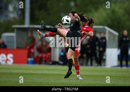 Cardiff, Großbritannien. 04 Juni, 2019. Olivia Chance von Neuseeland Frauen (l) hält weg Natasha Harding von Wales Frauen. Wales Frauen v Neuseeland Frauen, internationale Fußball-freundlich der Frauen Gleiches an Cardiff International Sports Stadium in Cardiff, South Wales am Dienstag, den 4. Juni 2019. pic von Andrew Obstgarten/Andrew Orchard sport Fotografie/Alamy Live News Credit: Andrew Orchard sport Fotografie/Alamy leben Nachrichten Stockfoto