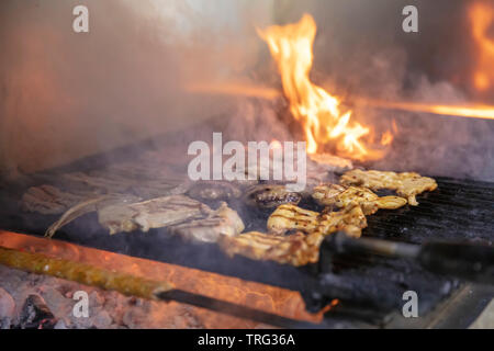 Sortierte Mixed Grill Spieße von Hühnerfleisch, Lamm und Köfte Marinierte Spareribs, Würstchen und verschiedenen Gemüse rösten am Grill Gitter gekocht Stockfoto