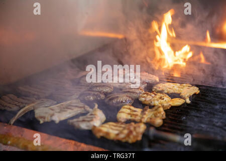 Sortierte Mixed Grill Spieße von Hühnerfleisch, Lamm und Köfte Marinierte Spareribs, Würstchen und verschiedenen Gemüse rösten am Grill Gitter gekocht Stockfoto