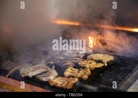 Sortierte Mixed Grill Spieße von Hühnerfleisch, Lamm und Köfte Marinierte Spareribs, Würstchen und verschiedenen Gemüse rösten am Grill Gitter gekocht Stockfoto