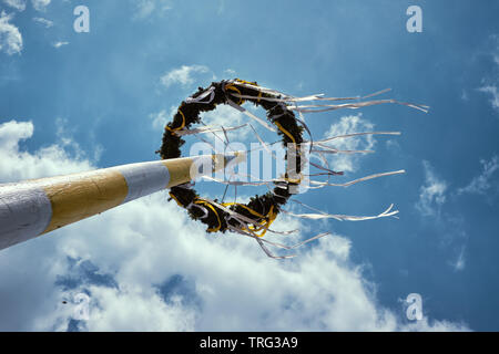 Kranz und Dekoration eines Mai Baum, Bänder fliegen im Wind Stockfoto