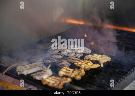 Sortierte Mixed Grill Spieße von Hühnerfleisch, Lamm und Köfte Marinierte Spareribs, Würstchen und verschiedenen Gemüse rösten am Grill Gitter gekocht Stockfoto