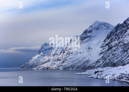 Blick über Kvaloya Ersfjord, Insel in der Nähe von Tromsø, Norwegen, im Winter