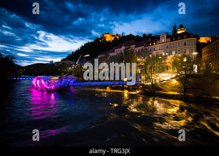 Graz in Österreich bei Nacht mit Insel in der Mur Stockfoto