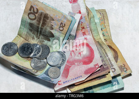 Chinesische Geld in Banknoten und Münzen isoliert auf weißem Stockfoto