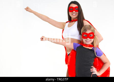 Junge superwoman und Supergirl tragen sportliche Kleidung und Spaß suchen. Sport Familie Konzept Stockfoto