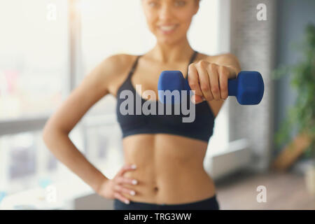 Junge attraktive Sportlerin zu tun Fitness Übungen bei Sport Fitnessraum Stockfoto