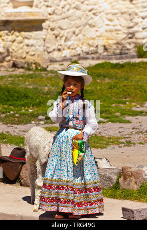 Kleines Mädchen außerhalb von San Pedro de Alcantara Kirche in Cabanaconde, Peru Stockfoto