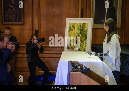 Oxford, UK. 5. Juni 2019. Erste Roboter der Welt Künstler ist bei Lady Margaret Hall in Oxford vorgestellt. Der Roboter, genannt Ai-Da nach Ada Lovelace Wer war die erste weibliche Programmierer, wurde von Aidan Meller, der erfolgreiche Galerien in Oxford und London erstellt. Die KI verwendet benutzerdefinierte Algorithmen menschliche Gesichter und andere Szenen zu analysieren und einzigartige künstlerische Stücke darauf basierend erstellen. Die bleistiftskizzen, die der Roboter erstellt werden dann in voller Gemälde von der Farbauftrag durch menschliche Assistenten gemacht. Credit: Andrew Walmsley/Alamy leben Nachrichten Stockfoto