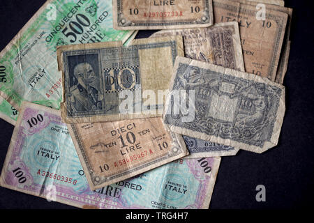 Bündel von sehr alten italienischen Banknoten von 1928 und 1943. Die Banknoten auf der Unterseite sind 1943 ausgestellten seltene Banknoten, die das Bild der Alliierten Milit Stockfoto