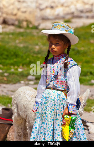 Kleines Mädchen außerhalb von San Pedro de Alcantara Kirche in Cabanaconde, Peru Stockfoto