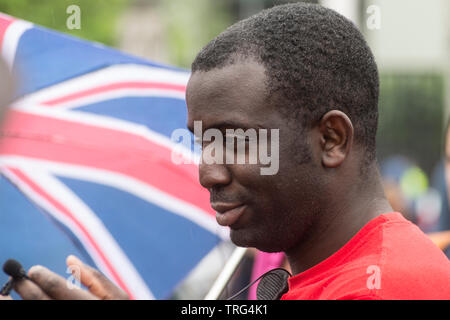 4. Juni 2019 - Parliament Square, London, UK - Femi Oluwole, OFOC, während eines Protestes gegen uns Präsident Donald Trump Staatsbesuch in Großbritannien. Stockfoto