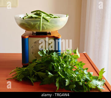 Frisches Gemüse auf dem Küchentisch. Stockfoto