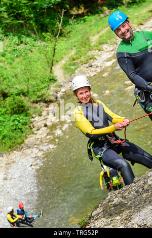 Gut gelaunte junge Menschen, die sich einem Canyoning Abenteuer in den Allgäuer Alpen Stockfoto