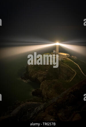 South Stack Leuchtturm bei Nacht Stockfoto