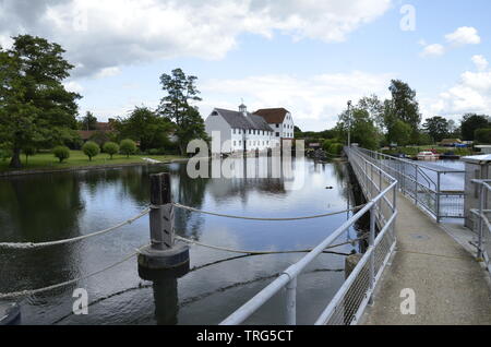 Hambleden Mühle, eine Mühle und ein Fluss Wehr Komplex auf der Themse auf der Buckinghamshire/Berkshire Grenze in der Nähe von Henley. Stockfoto