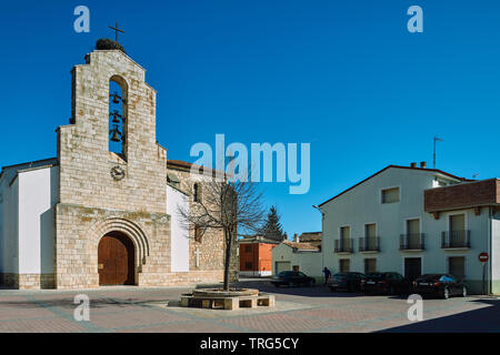 Die Pfarrkirche von San Millán, aus dem 16. Jahrhundert im gotischen Stil des Dorfes von Quintanilla de Onesimo, Valladolid, Spanien, Europa. Stockfoto