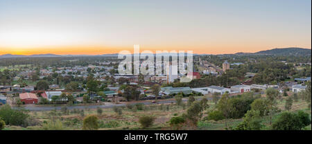 Ein Sonnenaufgang taucht die Stadt Gunnedah in einen warmen Glanz. Blick nach Süden von Rentner's Hill auf die namoi Mühlen und die Stadt darüber hinaus. Stockfoto