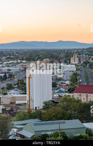 Ein Sonnenaufgang taucht die Stadt Gunnedah in einen warmen Glanz. Blick nach Süden von Rentner's Hill auf die namoi Mühlen und die Stadt darüber hinaus. Stockfoto