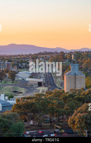 Ein Sonnenaufgang taucht die Stadt Gunnedah in einen warmen Glanz. Blick nach Süden von Rentner's Hill auf die namoi Mühlen und die Stadt darüber hinaus. Stockfoto