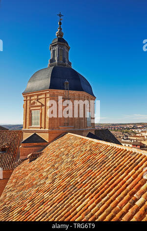 Erhöhten Blick auf die Skyline von Toledo vom Turm der Jesuitenkirche (Iglesia de San Idelfonso) Barocke Kirche mit Kuppel Stockfoto