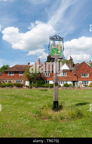 Brasted Village Green und eine alte Eiche Schild in der Mitte der idyllischen sonnenverwöhnten sumerttime zwischen Sundridge und Westerham, alte Herrenhaus Stockfoto