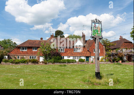 Brasted Village Green und eine alte Eiche Schild in der Mitte der idyllischen sonnenverwöhnten sumerttime zwischen Sundridge und Westerham, alte Herrenhaus Stockfoto